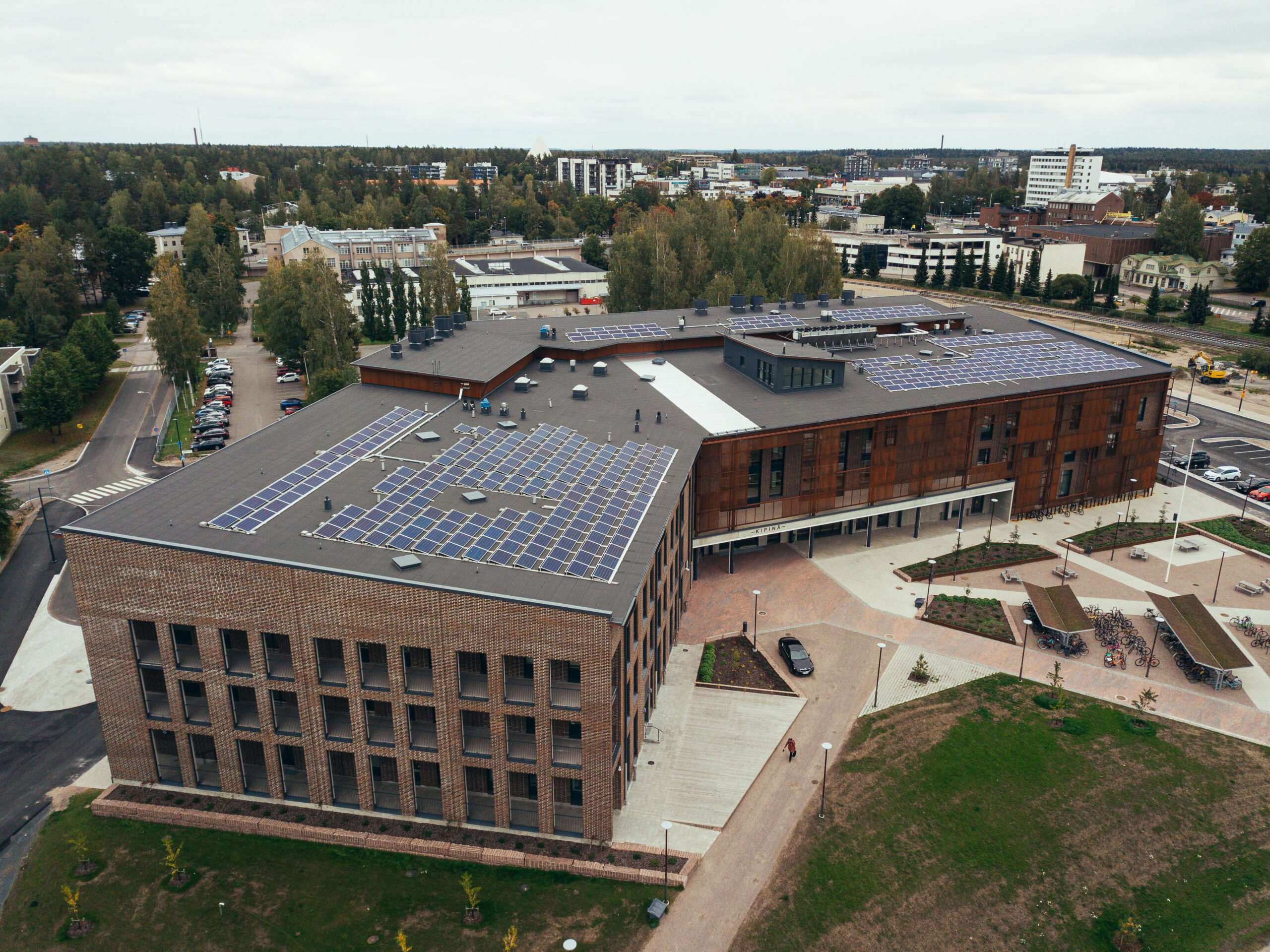 Hyvinkään Kipinä lukion katolla otetaan talteen aurinkoenergiaa
