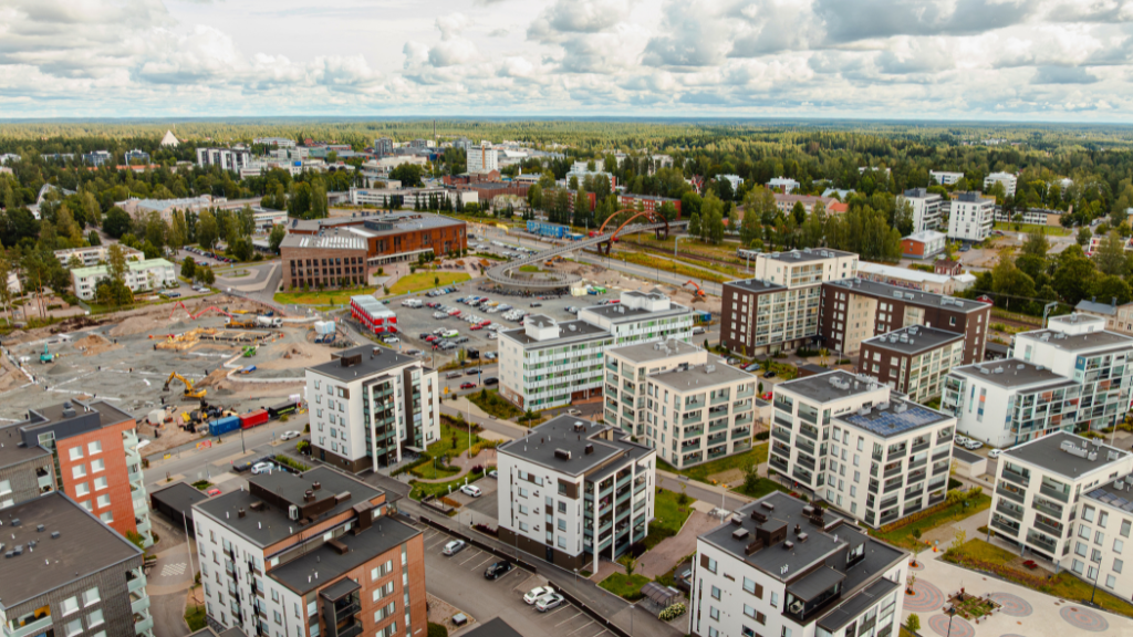 Avustusta voivat saada asunto-osakeyhtiöt sekä valtion tuella rahoitettuja vuokra- ja asumisoikeustaloja omistavat yhteisöt